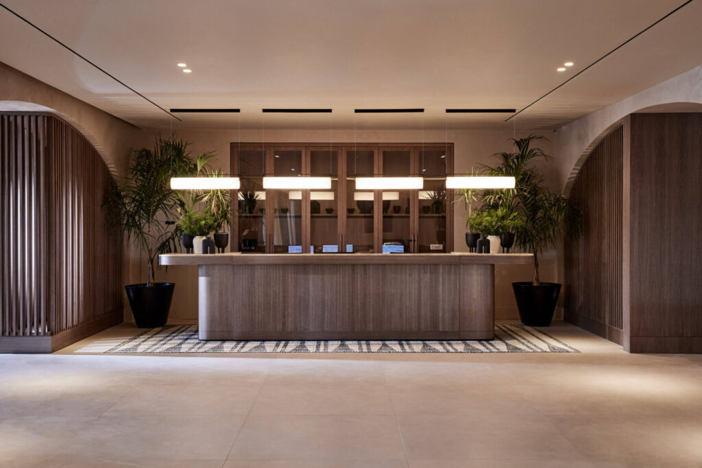 01_Ella_Rhodes_Elissa_Lobby_HT_02