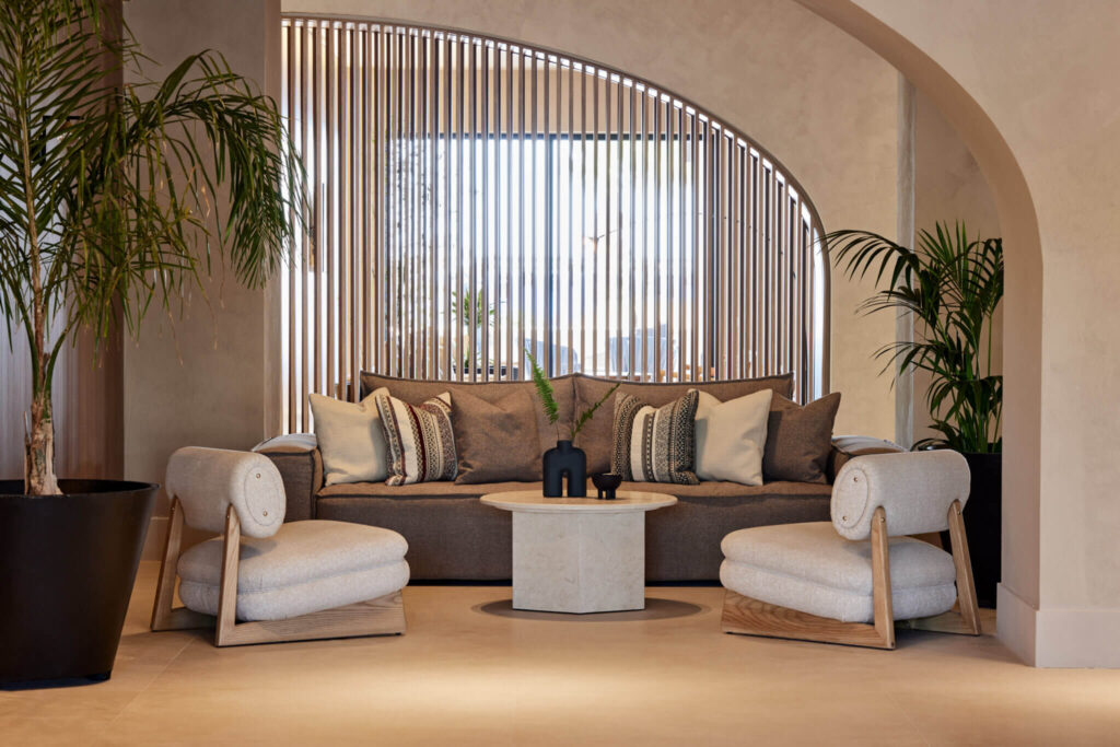 01_Ella_Rhodes_Elissa_Lobby_HT_04