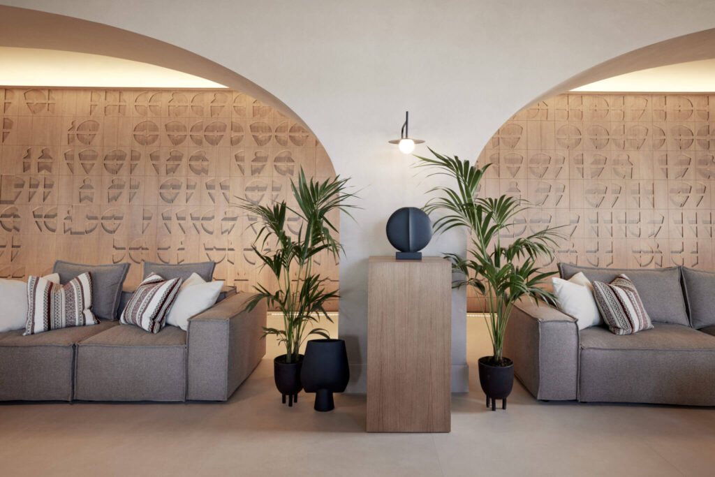 01_Ella_Rhodes_Elissa_Lobby_HT_05